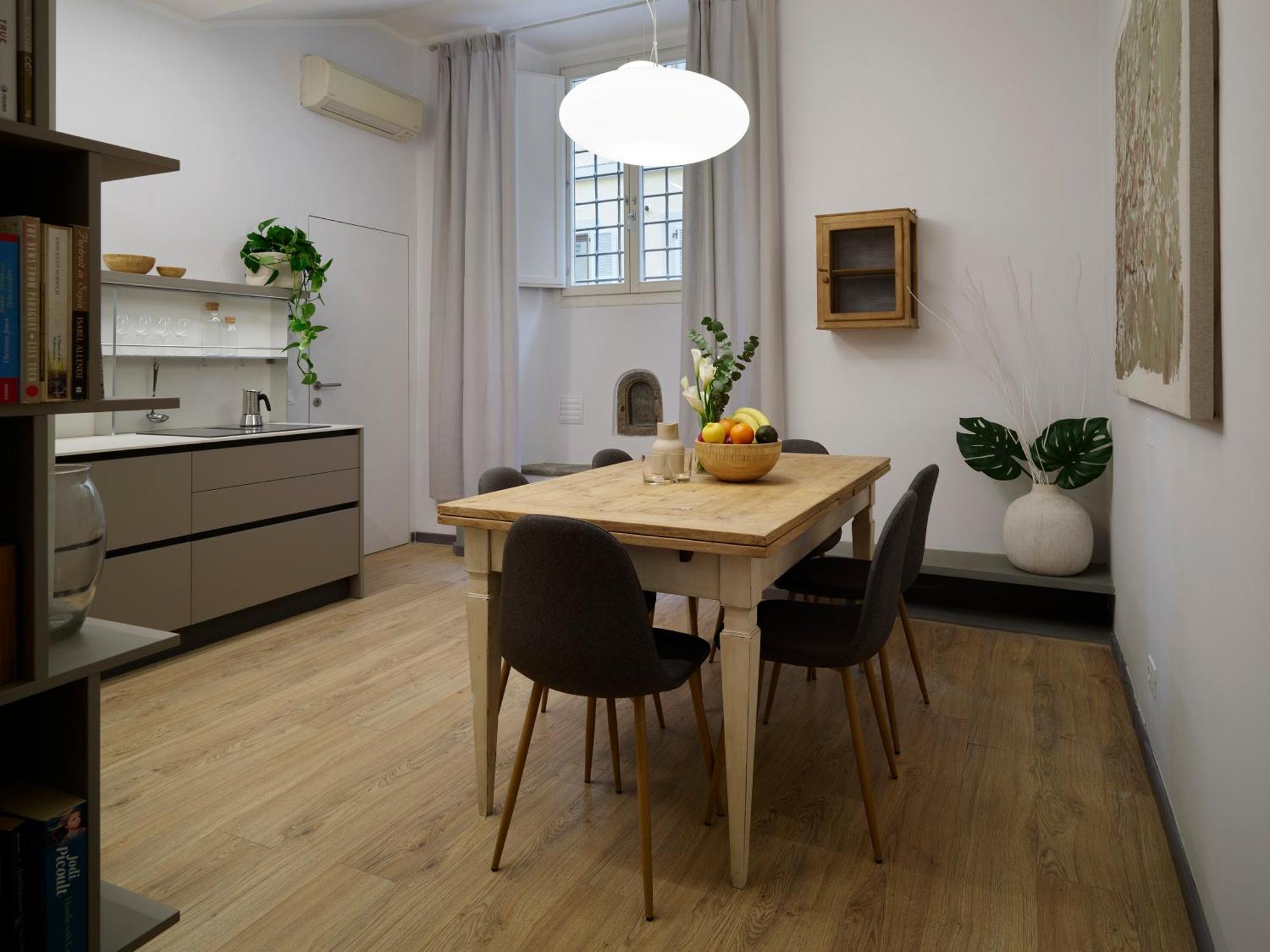 Bright 3-bedroom With Patio In Historic Center Near Duomo Florenz
